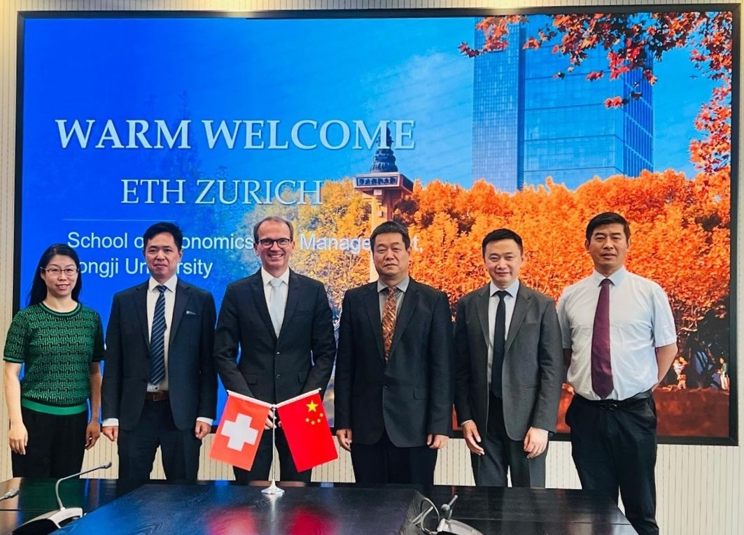 Prof. Dr. Qian Shi, Chairman of the School Council, and professors of the School of Economics and Management